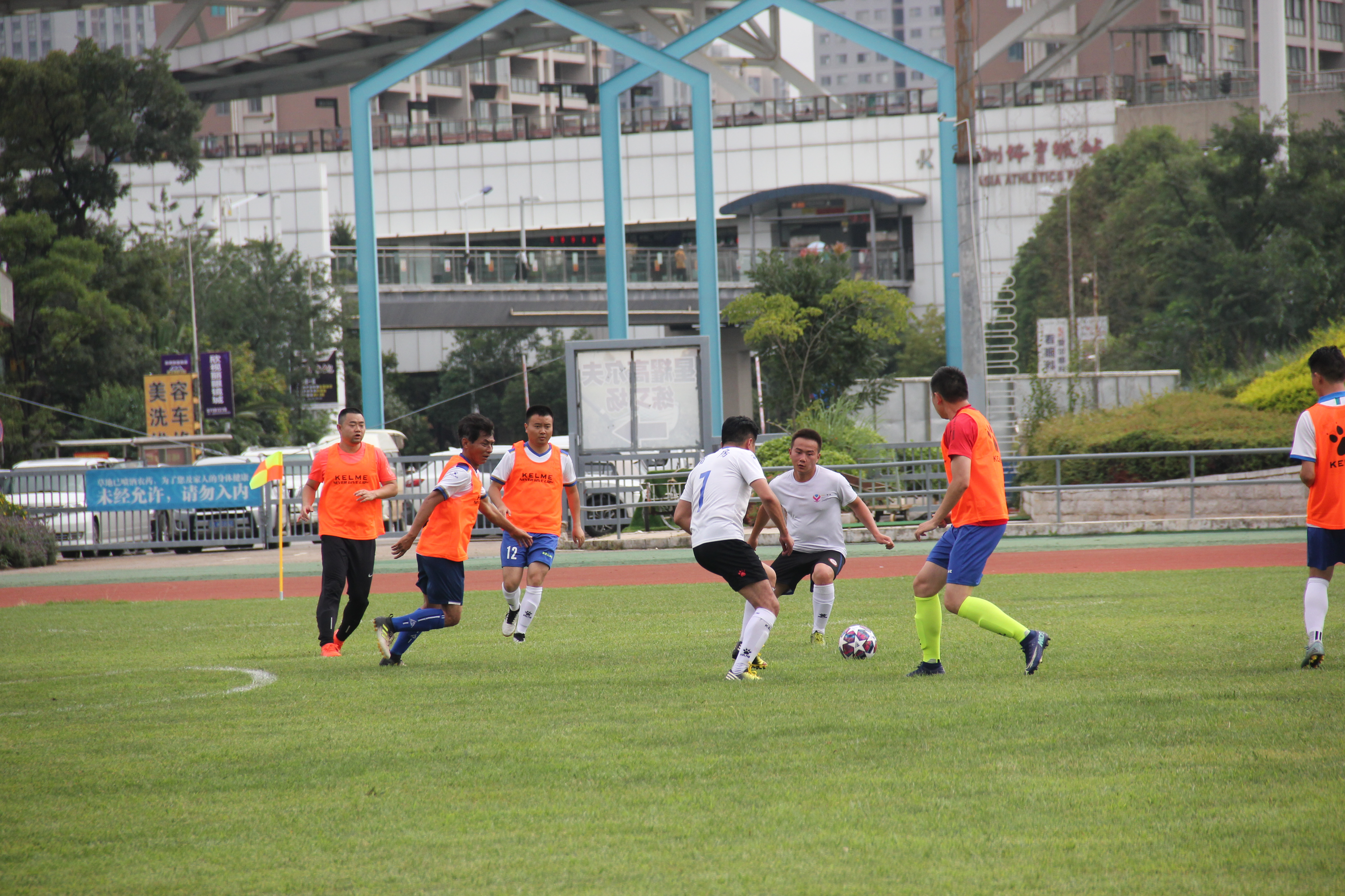 安裝股份公司和省房公司的足球健兒們齊聚新亞洲體育城綠茵場，獻(xiàn)上一場激烈精彩的足球友誼賽。