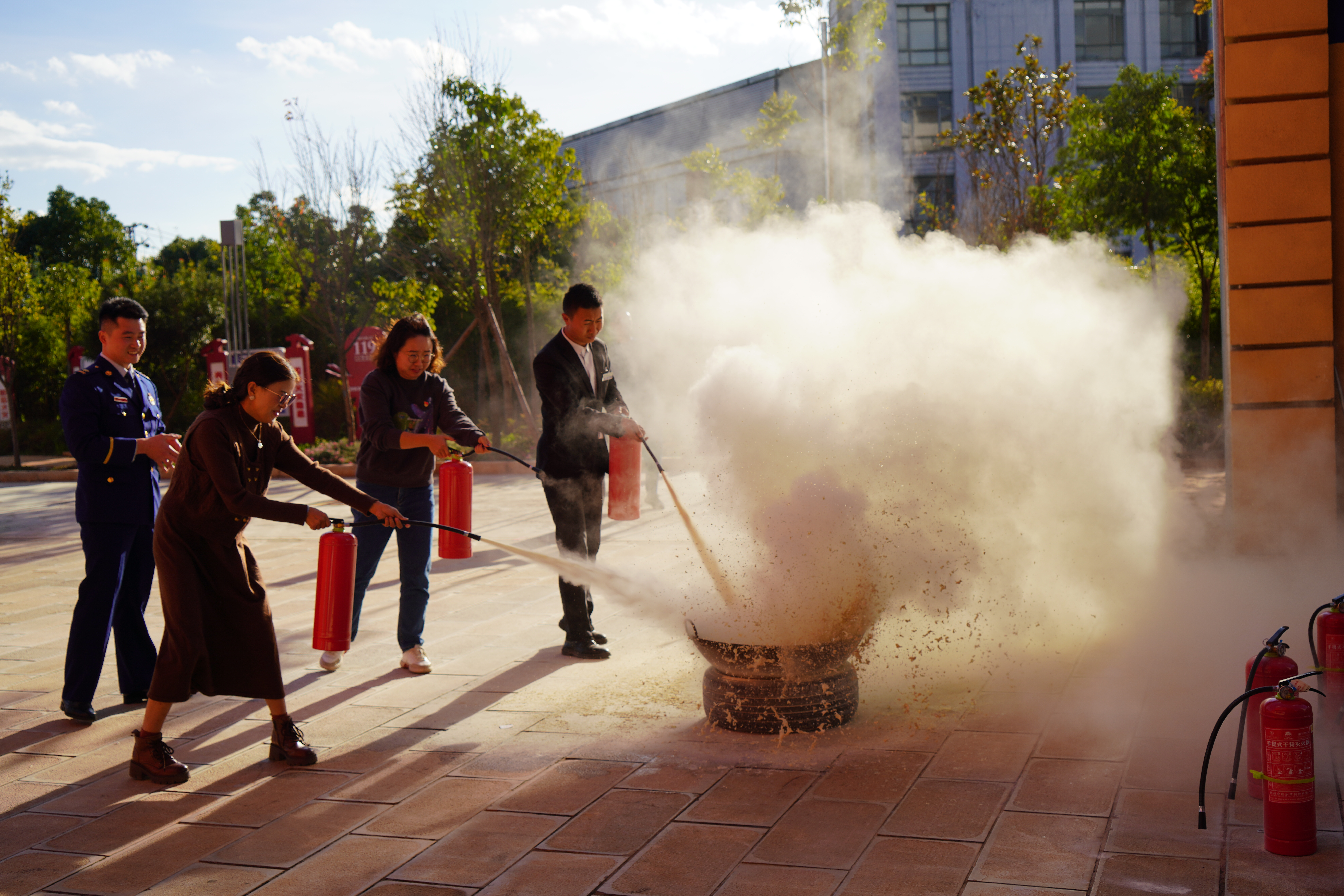 公司基層黨支部聯(lián)合開展消防安全宣傳教育主題黨團日活動