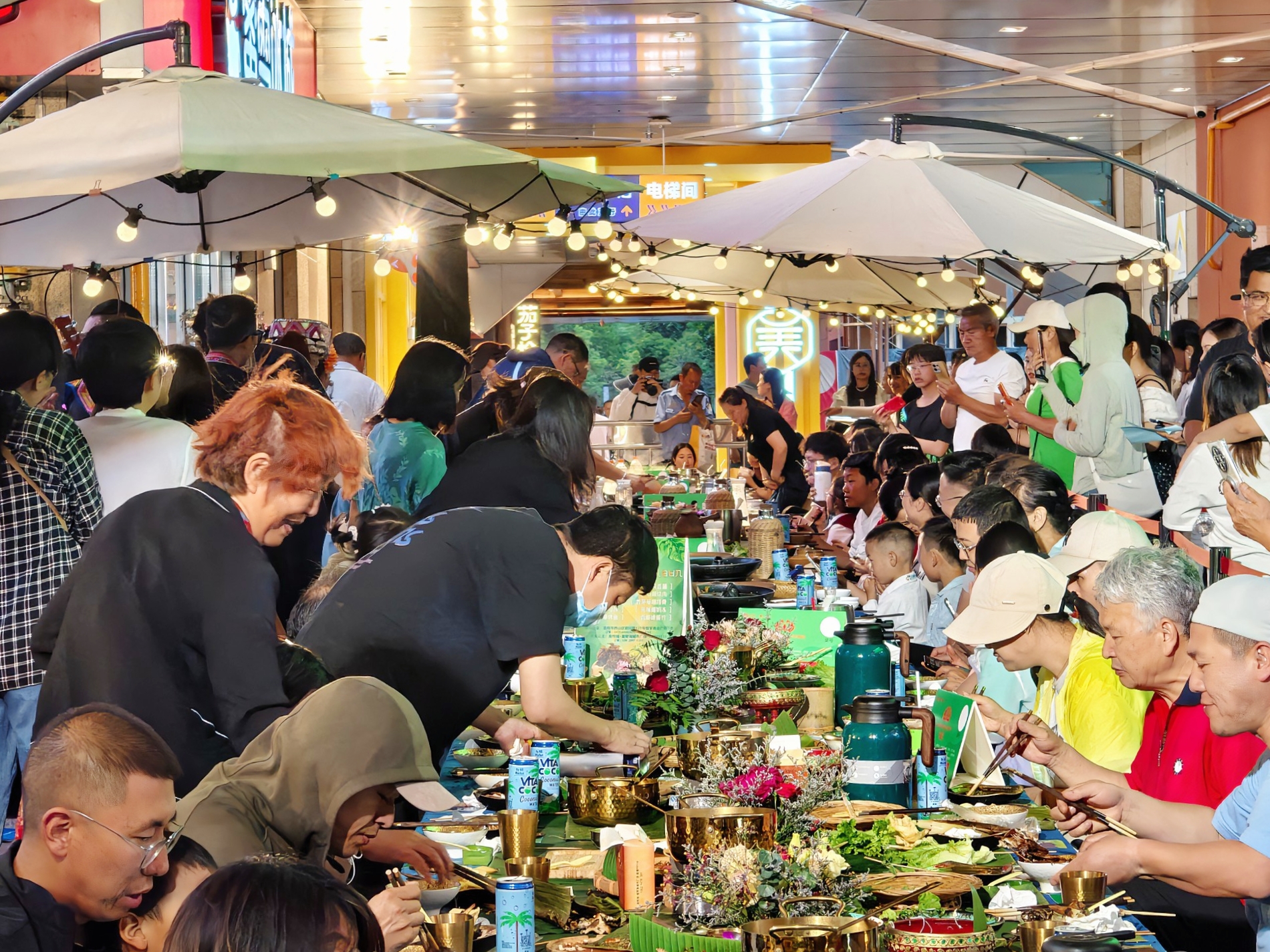 昆明南悅城愛琴海城市廣場(chǎng)首屆長(zhǎng)街宴 “滇”出民族情