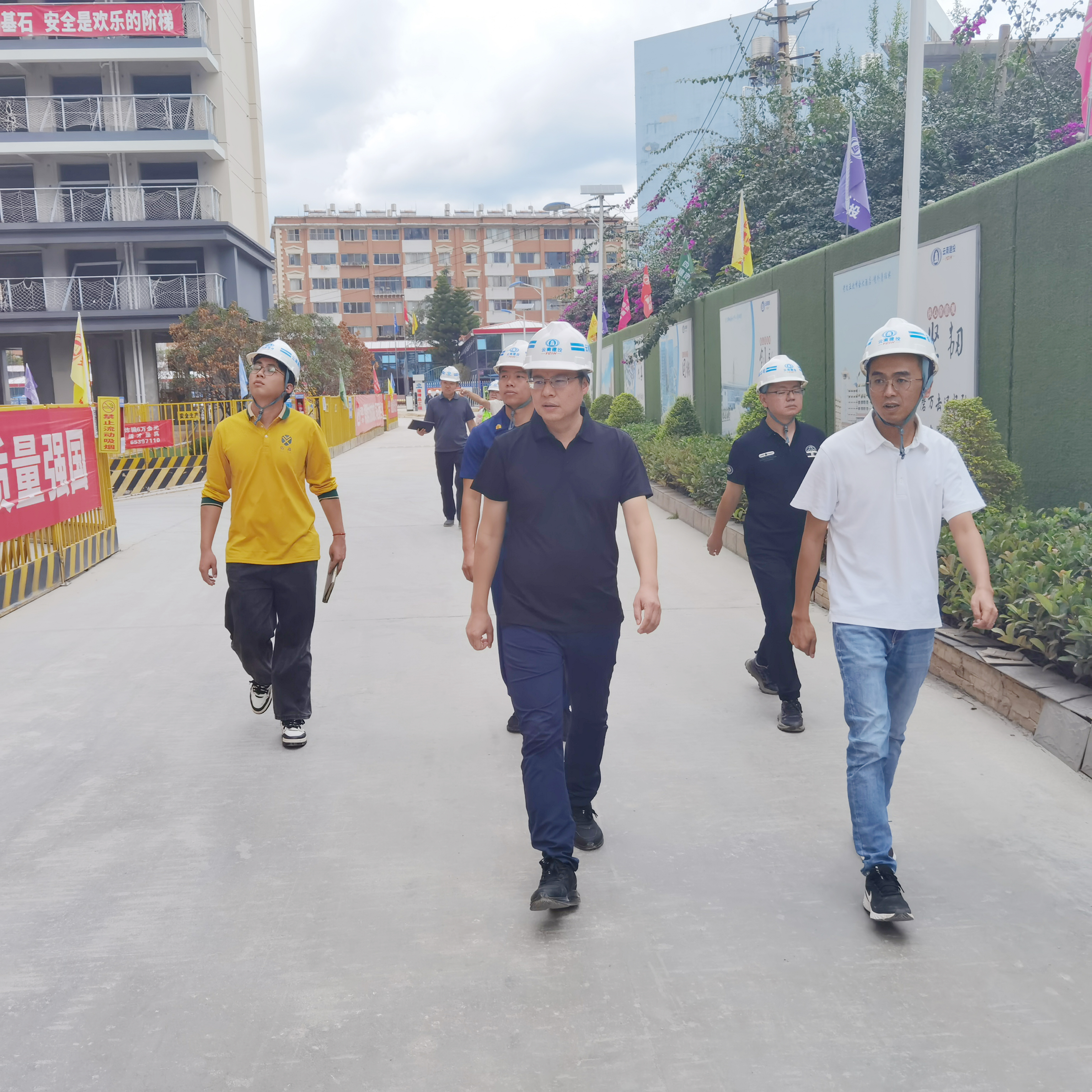 五華區(qū)龍翔街道辦到建投·春城華府開展節(jié)前安全檢查