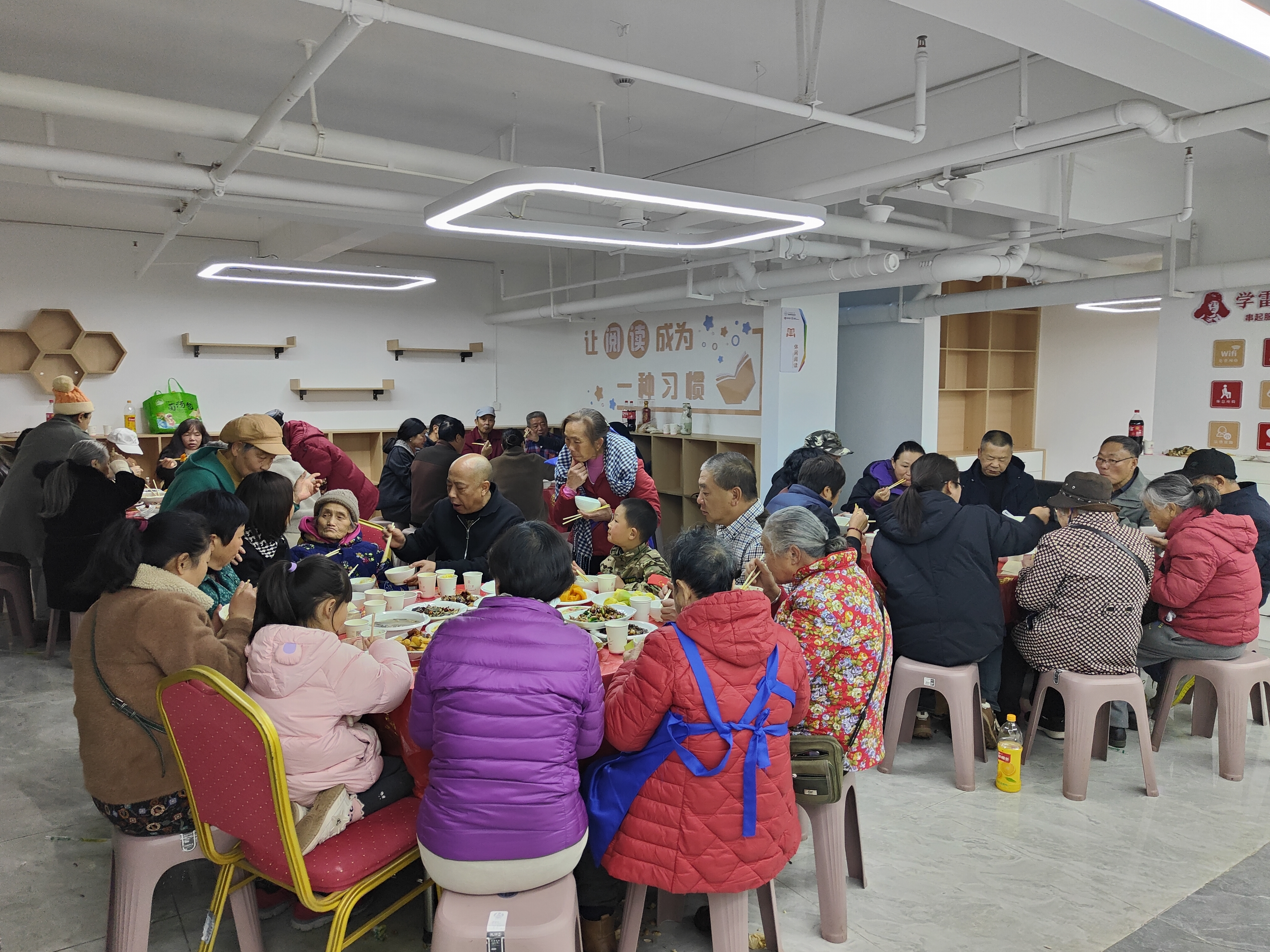 省房物業(yè)開展“靈蛇賀歲 情滿嘉園”新春家宴活動(dòng)